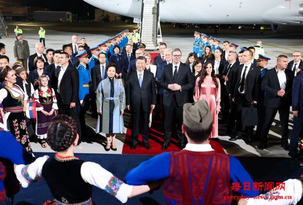 习近平抵达贝尔格莱德开始对塞尔维亚进行国
